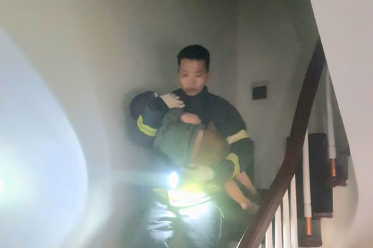 Kịp thời cứu 5 trẻ em, 2 người lớn trong vụ cháy tại phố Thái Hà lúc nửa đêm