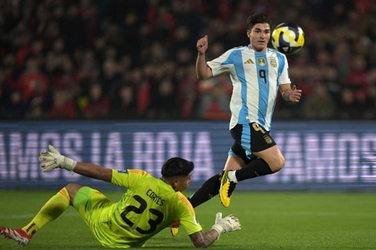 Argentina nhọc nhằn thắng Chile 1-0: Julian Alvarez lên tiếng, Messi mờ nhạt