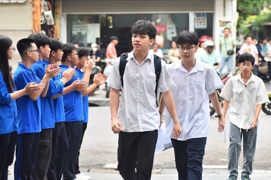 Thí sinh hoàn thành thủ tục, sẵn sàng cho bài thi môn ngữ văn