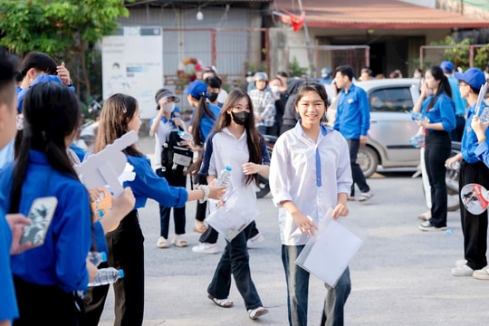 Ngày thi đầu tiên vào lớp 10 ở ngoại thành: An toàn, nghiêm túc