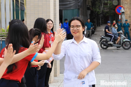 Thí sinh Hà Nội tự tin bước vào làm bài thi môn ngữ văn