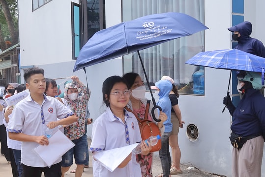 Hà Nội nắng nóng, mưa to trong ngày cuối cùng kỳ thi vào lớp 10