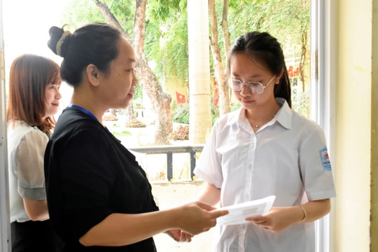Ngày đầu kỳ thi vào lớp 10 tại Hà Nội: Đề thi đổi mới, vừa sức, tạo động lực để thí sinh hoàn thành tốt môn thi cuối vào ngày mai