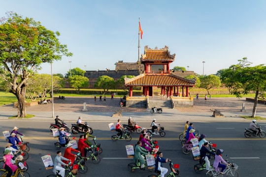Thành phố Huế: Rộn ràng chương trình tuần hành “Áo dài qua phố” năm 2025