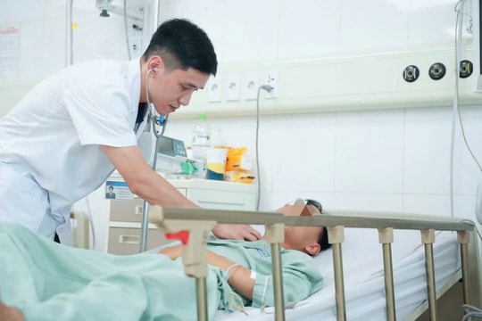 Quảng Ninh: Báo động đỏ cứu thanh niên bị thang máy kẹp cổ