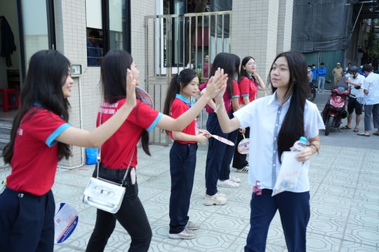 Đề Văn không làm khó thí sinh với đề tài gần gũi đời sống