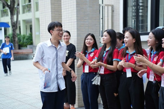 Thí sinh Hà Nội hoàn thành môn Ngoại ngữ, một học sinh bị đình chỉ