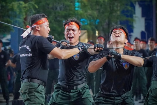Mãn nhãn đêm trình diễn thứ 2 "Vinh quang Công an Nhân dân"