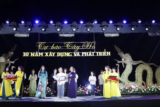 Quận Tây Hồ trao giải các cuộc thi sáng tác nghệ thuật kỷ niệm 30 năm thành lập quận
