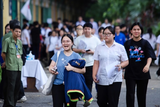 Sĩ tử Hà Nội cười rạng rỡ hoàn thành bài thi môn Ngữ văn vào lớp 10