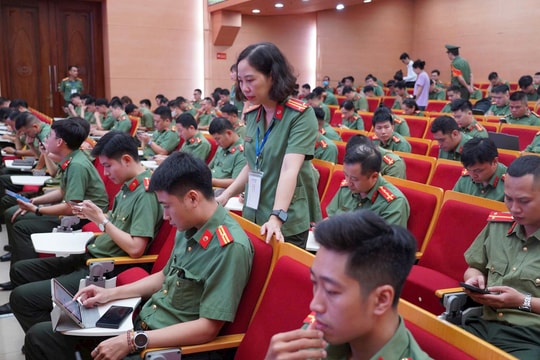 Hơn 7.000 chiến sĩ Công an Hà Nội bước vào kỳ thi "Bình dân học vụ số”