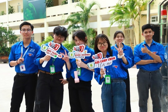 Những khoảnh khắc siêu đáng yêu của “áo xanh” tiếp sức mùa thi