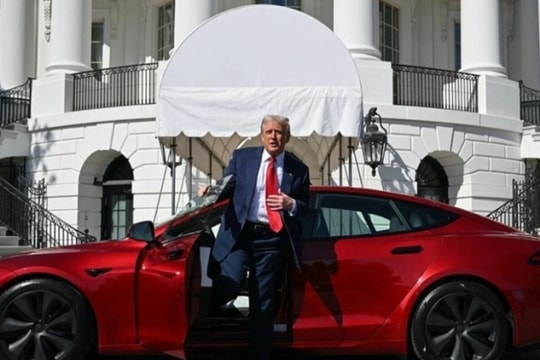 Tổng thống Trump bán xe Tesla Model S sau mâu thuẫn với Elon Musk