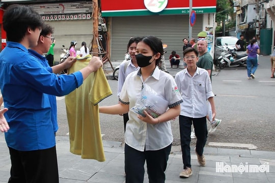Thi lớp 10 tại Hà Nội: Thí sinh lấy may từ áo Trường Việt Đức