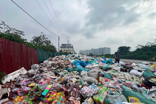 Hoài Đức: Tái diễn đổ trộm bánh kẹo, thực phẩm, đồ chơi ra bãi rác tự phát ở La Phù