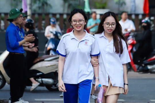 Thí sinh Hà Nội tự tin bước vào làm bài thi môn Toán