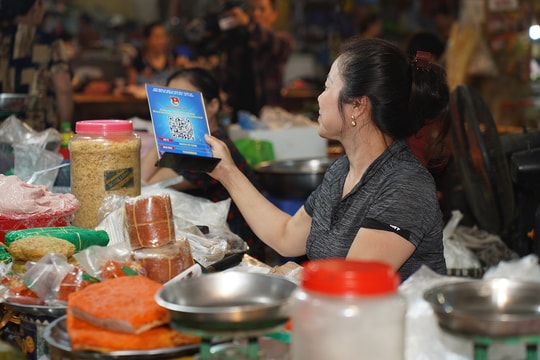 Đồng hành cùng bà con tiểu thương, chợ truyền thống chuyển đổi số