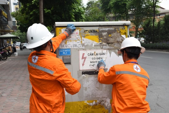 Nguy hiểm từ hành vi dán, vẽ quảng cáo tại các trạm biến áp