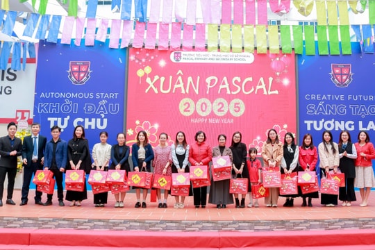 Quan tâm, chăm lo đời sống cho cán bộ, giáo viên, nhân viên