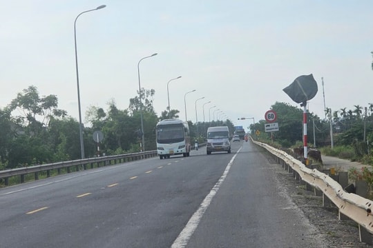 Quảng Nam: Hàng loạt biển báo giao thông bất ngờ bị bịt kín