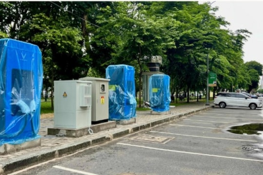 TP.HCM có trụ sạc trên vỉa hè, phục vụ xe đỗ dưới lòng đường
