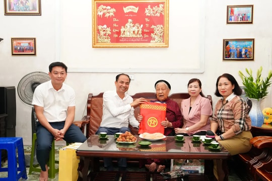 Lãnh đạo quận Tây Hồ thăm, tặng quà gia đình người có công trên địa bàn