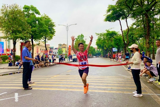 Sơn Tây: 1.500 người tham gia hưởng ứng Ngày chạy Olympic vì sức khỏe toàn dân
