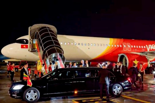 Tổng thống Litva đến Hà Nội trên chuyên cơ Vietjet