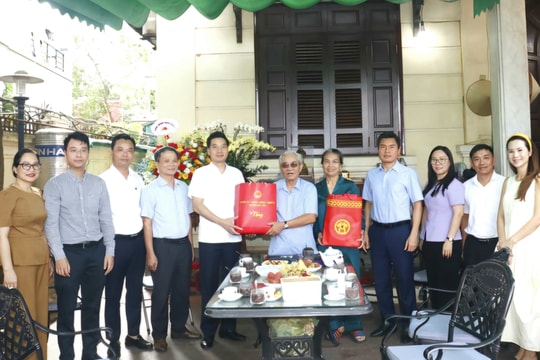 Lãnh đạo huyện Gia Lâm thăm, tặng quà các gia đình chính sách