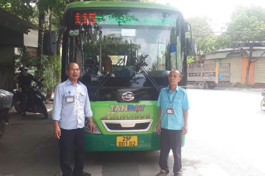 Nhân viên xe buýt Transerco đưa người bị tai nạn giao thông đi cấp cứu