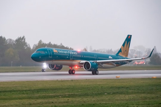 Hàng loạt chuyến bay của Vietnam Airlines bị ảnh hưởng do bão Wutip
