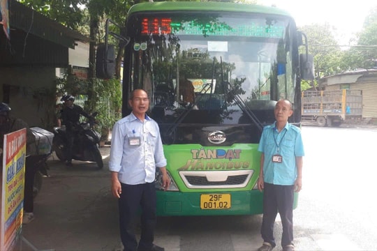 Nhân viên xe buýt Transerco đưa người bị tai nạn giao thông đi cấp cứu