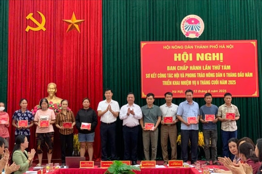 243 hội viên nông dân có hoàn cảnh khó khăn được tặng sổ BHXH và thẻ BHYT