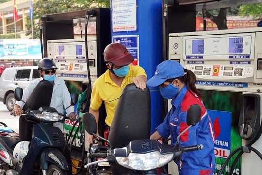 Giá xăng RON95-III tăng lên sát ngưỡng 20.000 đồng mỗi lít