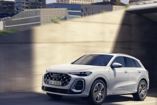 Audi Q5 PHEV ra mắt: Pin lớn hơn, mạnh mẽ hơn, sạc nhanh hơn