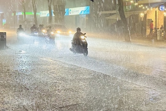 Bão liên tục đổi hướng, vùng gần tâm giật cấp 13