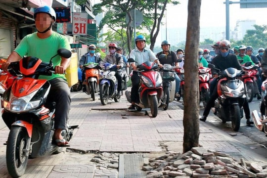 Cần xử phạt nghiêm hành vi đi xe máy trên vỉa hè