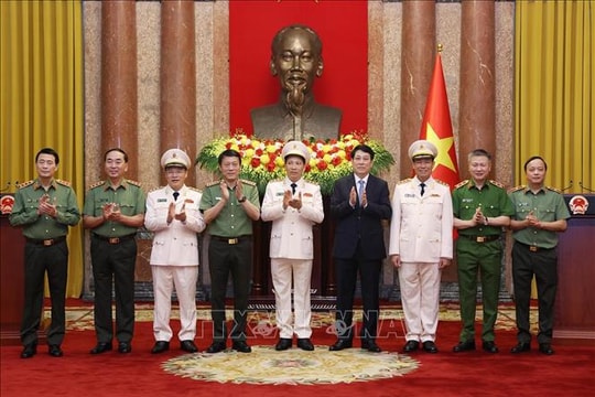 Chủ tịch nước Lương Cường trao quyết định thăng cấp bậc hàm Thượng tướng cho lãnh đạo Bộ Công an