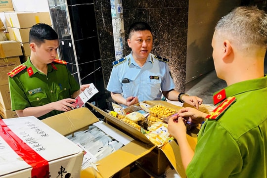 Hà Nội: Phát hiện 62 thùng kẹo, táo đỏ không rõ nguồn gốc