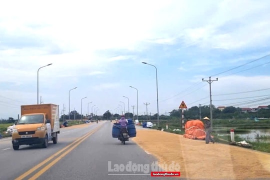 Đường liên xã, đường làng thành “sân phơi” thóc