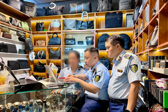Tiếp tục kiểm tra và thu giữ hàng trăm sản phẩm giả tại Saigon Square