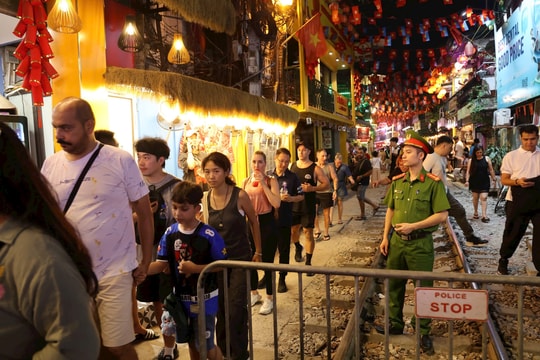 Hà Nội: Kiên quyết xử lý vi phạm tại phố cà phê đường tàu