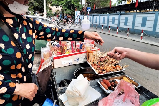 Đồ ăn vặt “bẩn”: Mối nguy tiềm ẩn với sức khỏe trẻ nhỏ
