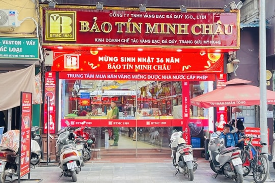 Thị trường vàng diễn biến lạ: Người mua thưa thớt, cửa tiệm vắng vẻ
