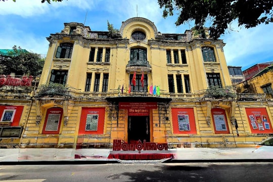 Trưng bày ảnh “Báo Hànộimới cùng Thủ đô trên đường phát triển” tại địa điểm “check-in” nổi tiếng