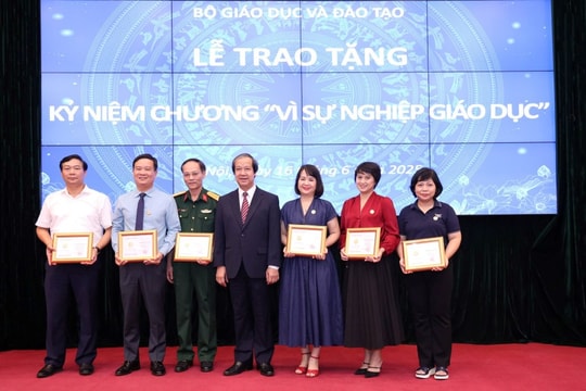 Bộ GD&ĐT trao tặng kỷ niệm chương "Vì sự nghiệp Giáo dục"