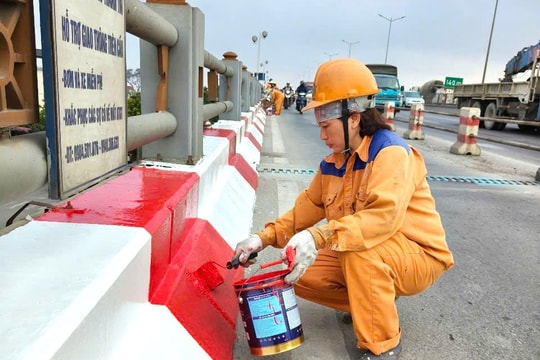 Nữ công nhân duy tu tận tụy