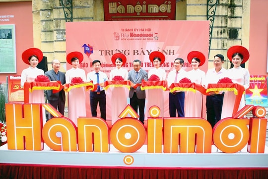 Trưng bày ảnh “Báo Hànộimới cùng Thủ đô trên đường phát triển” tại điểm check-in nổi tiếng bên hồ Hoàn Kiếm