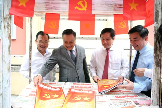 Khai mạc Trưng bày ảnh “Báo Hànộimới cùng Thủ đô trên đường phát triển”
