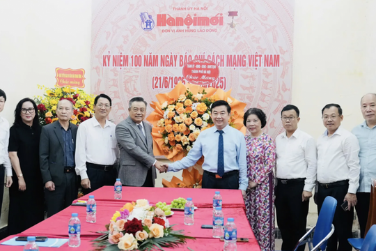 Chủ tịch UBND thành phố Hà Nội Trần Sỹ Thanh đến thăm, chúc mừng các cơ quan báo chí